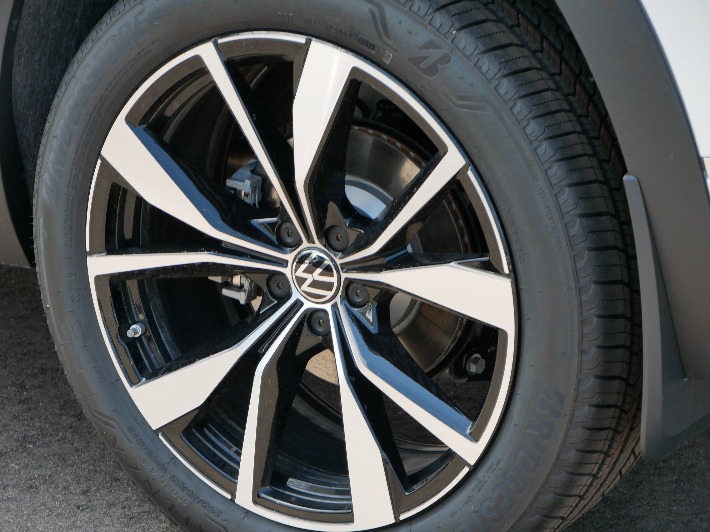 2025 Volkswagen Atlas SEL Premium R-Line photo 3
