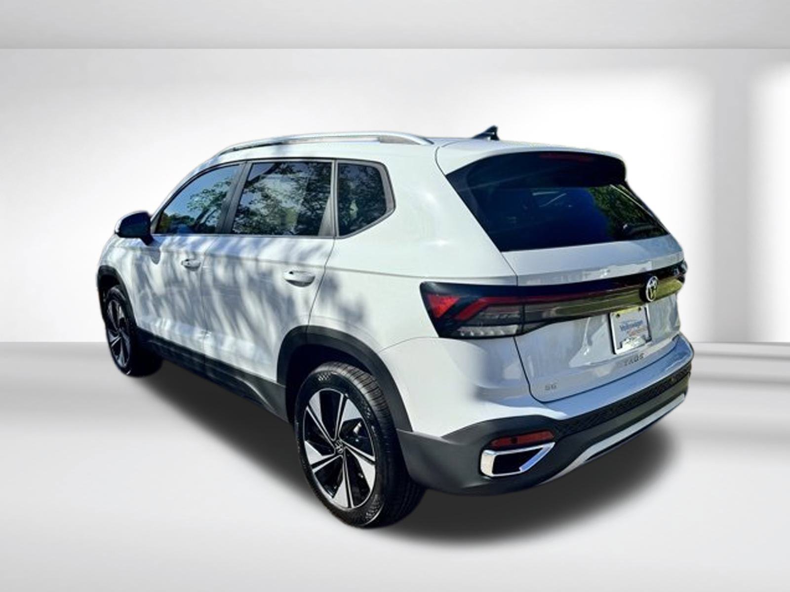 2025 Volkswagen Taos SE photo 4