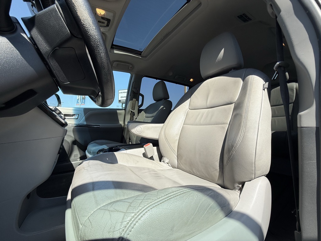 2017 Toyota Sienna Limited XLE Premium photo 19