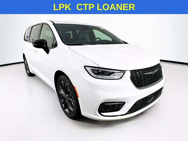 2026 Chrysler Pacifica Select's photo