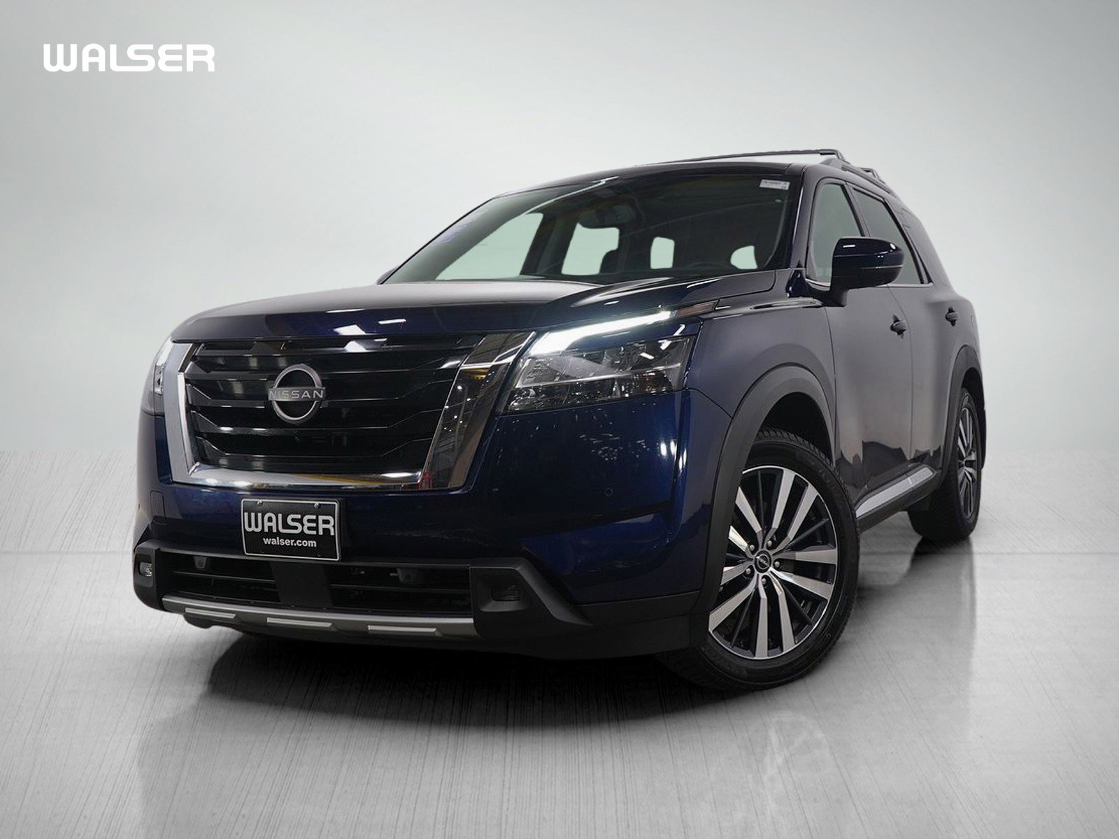 2022 Nissan Pathfinder Platinum's photo