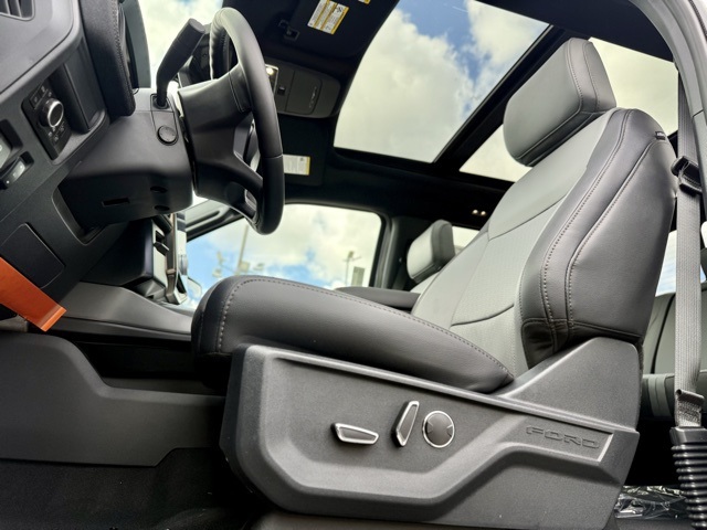 2025 Ford F-150 Lightning Lariat photo 17