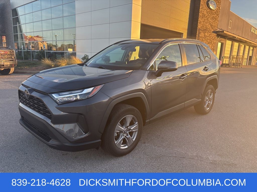 2024 Toyota RAV4 XLE's photo