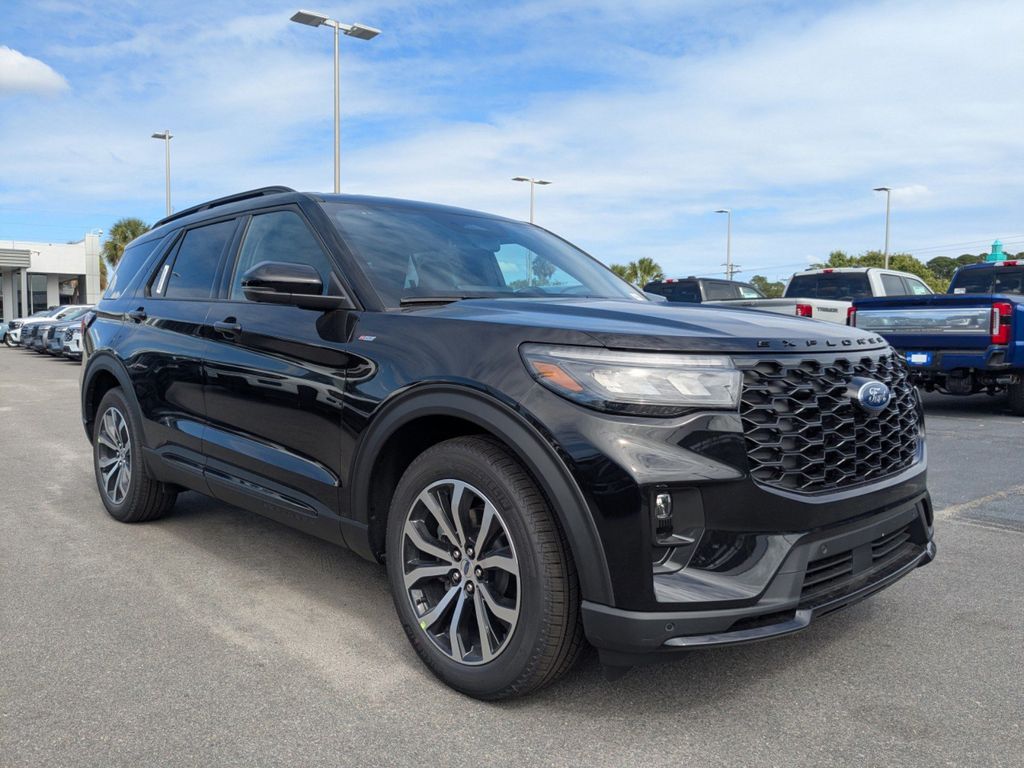 2025 Ford Explorer ST-Line photo 2