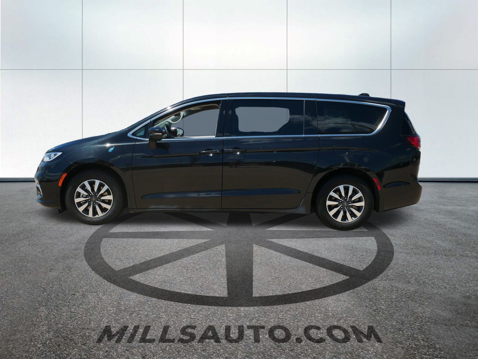 Used 2023 Chrysler Pacifica Hybrid Touring L with VIN 2C4RC1L7XPR631139 for sale in Willmar, Minnesota