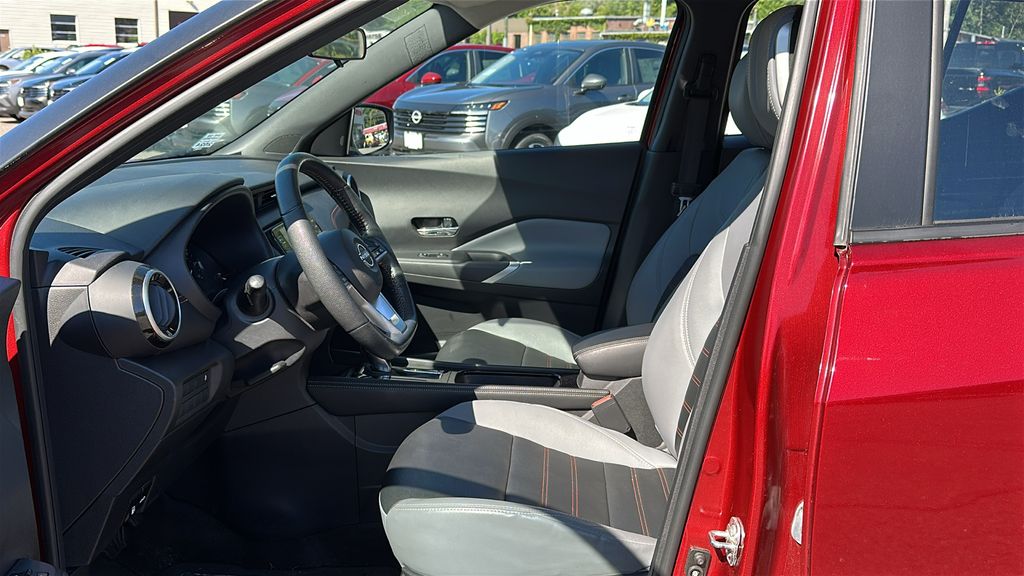2022 Nissan Kicks SR photo 10