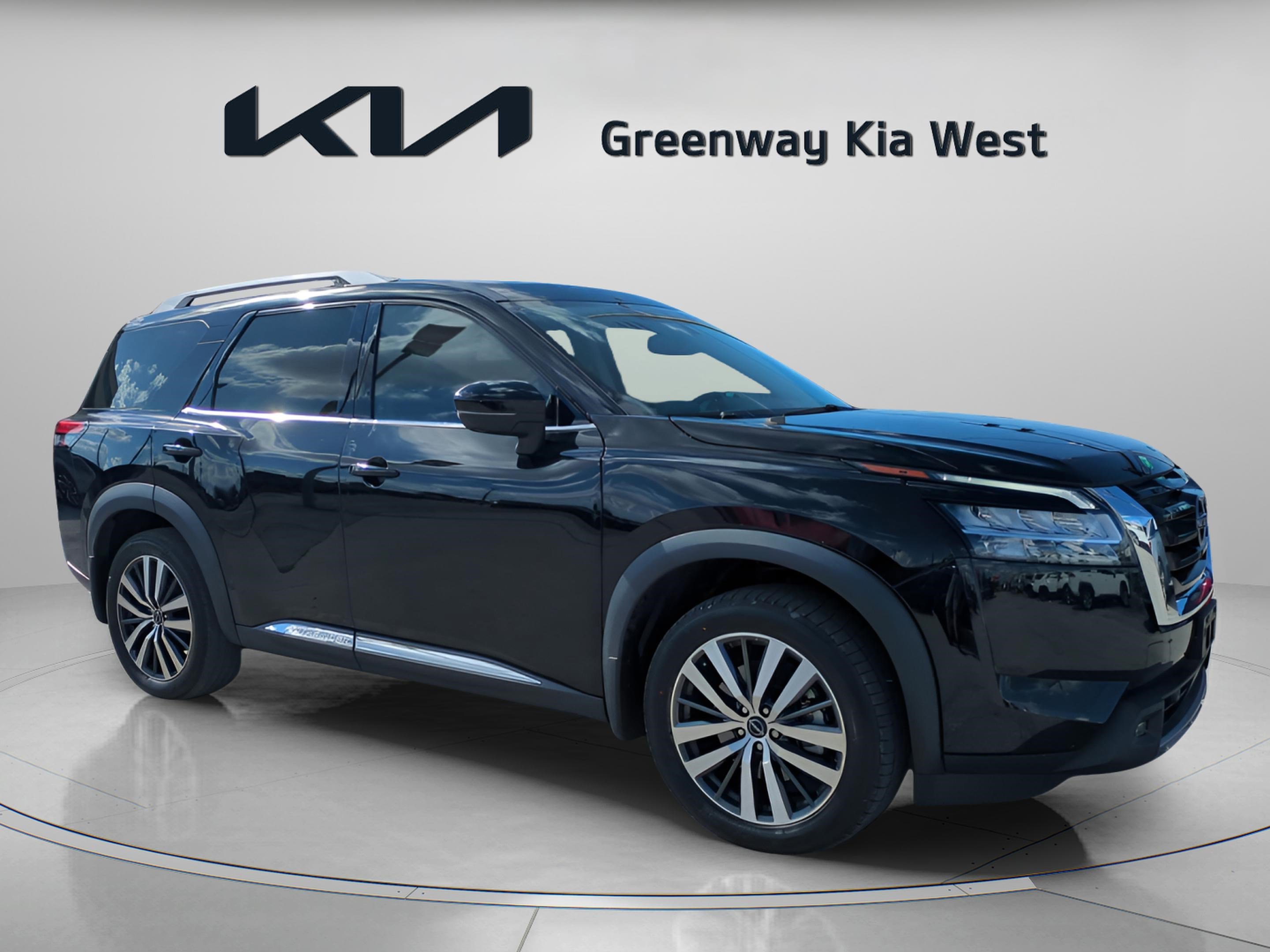 2022 Nissan Pathfinder Platinum's photo