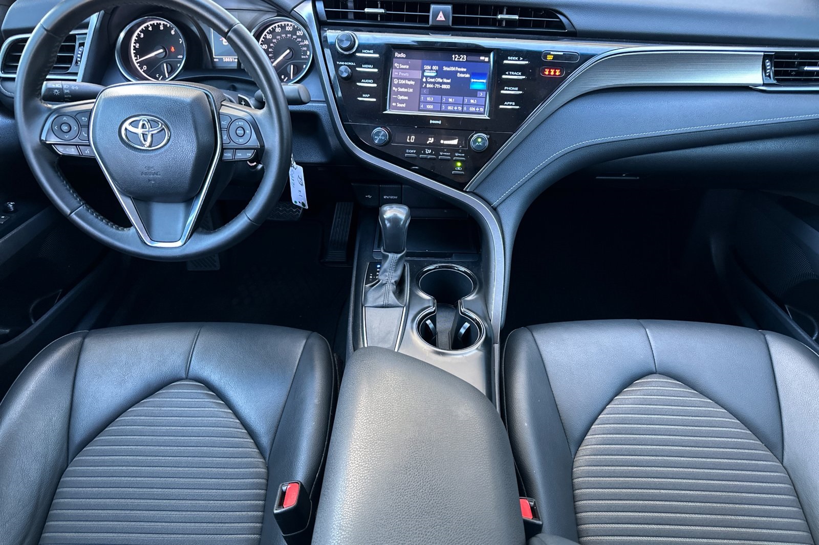 2020 Toyota Camry SE photo 13