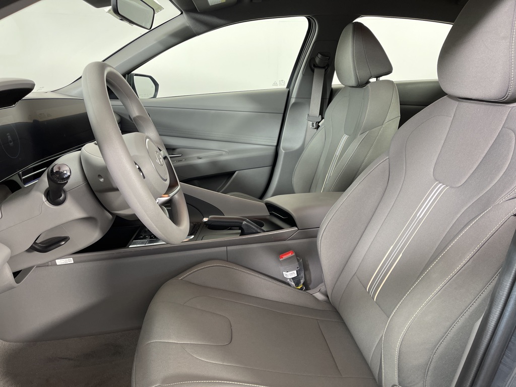 2024 Hyundai Elantra SEL photo 2