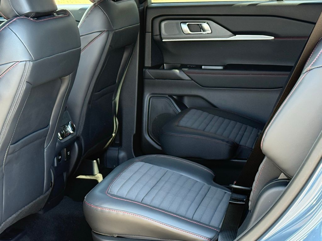 2025 Ford Explorer ST-Line photo 8