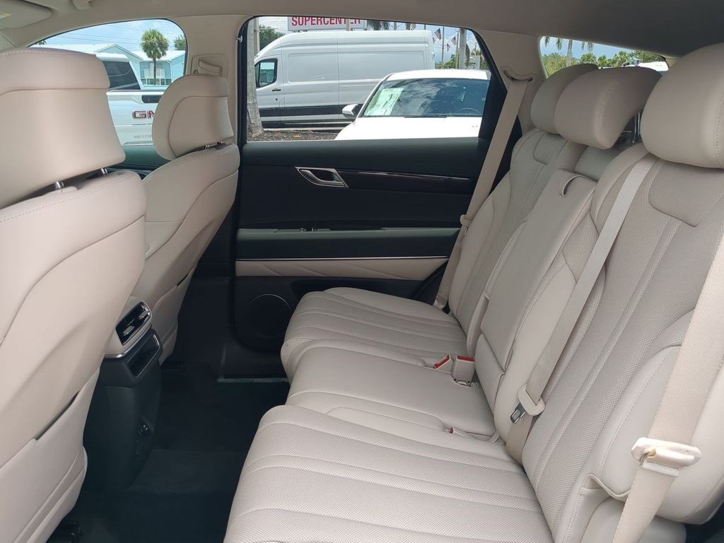 2025 Genesis GV80 2.5T Standard AWD photo 12