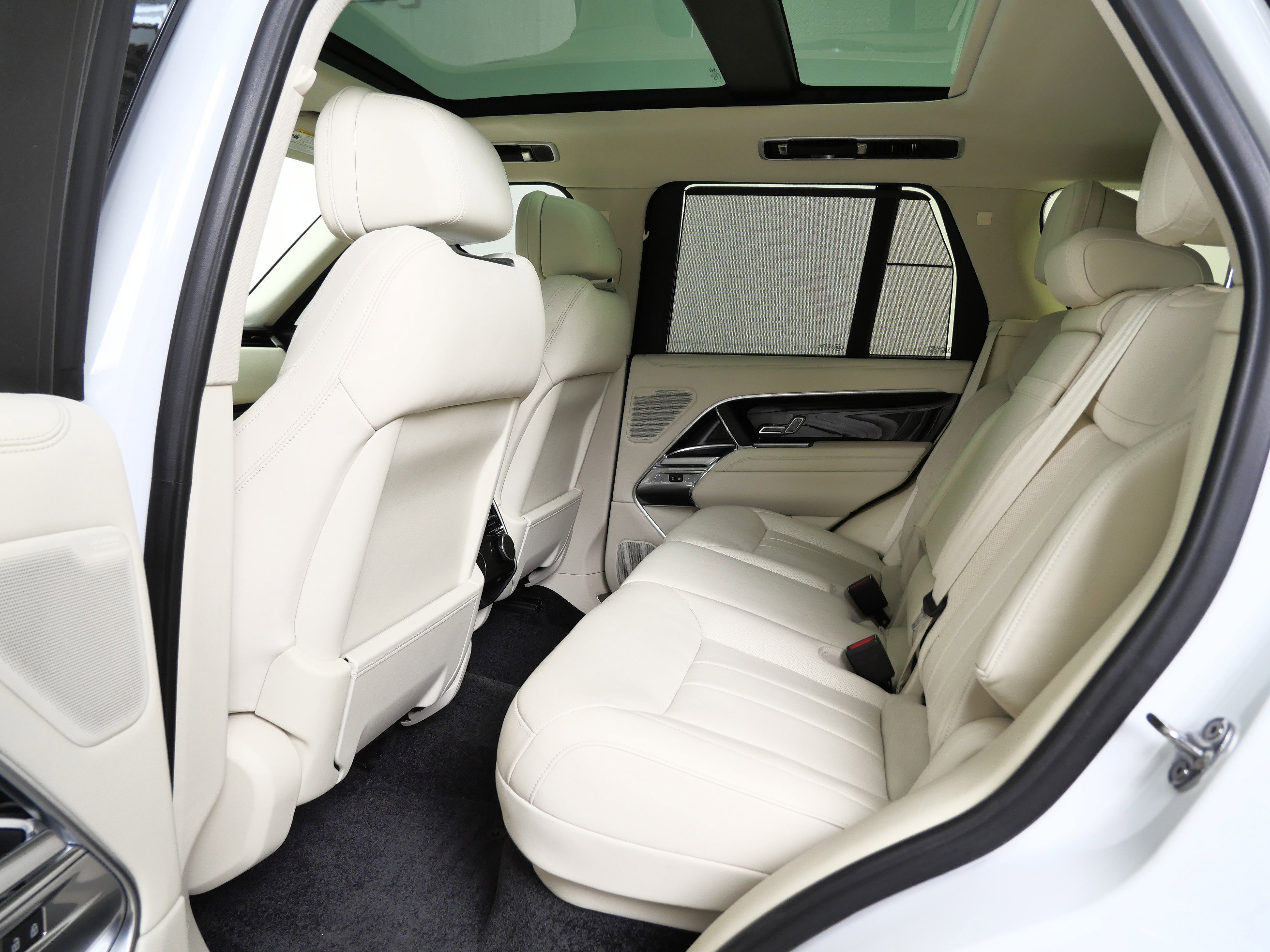 2024 Land Rover Range Rover SE photo 13