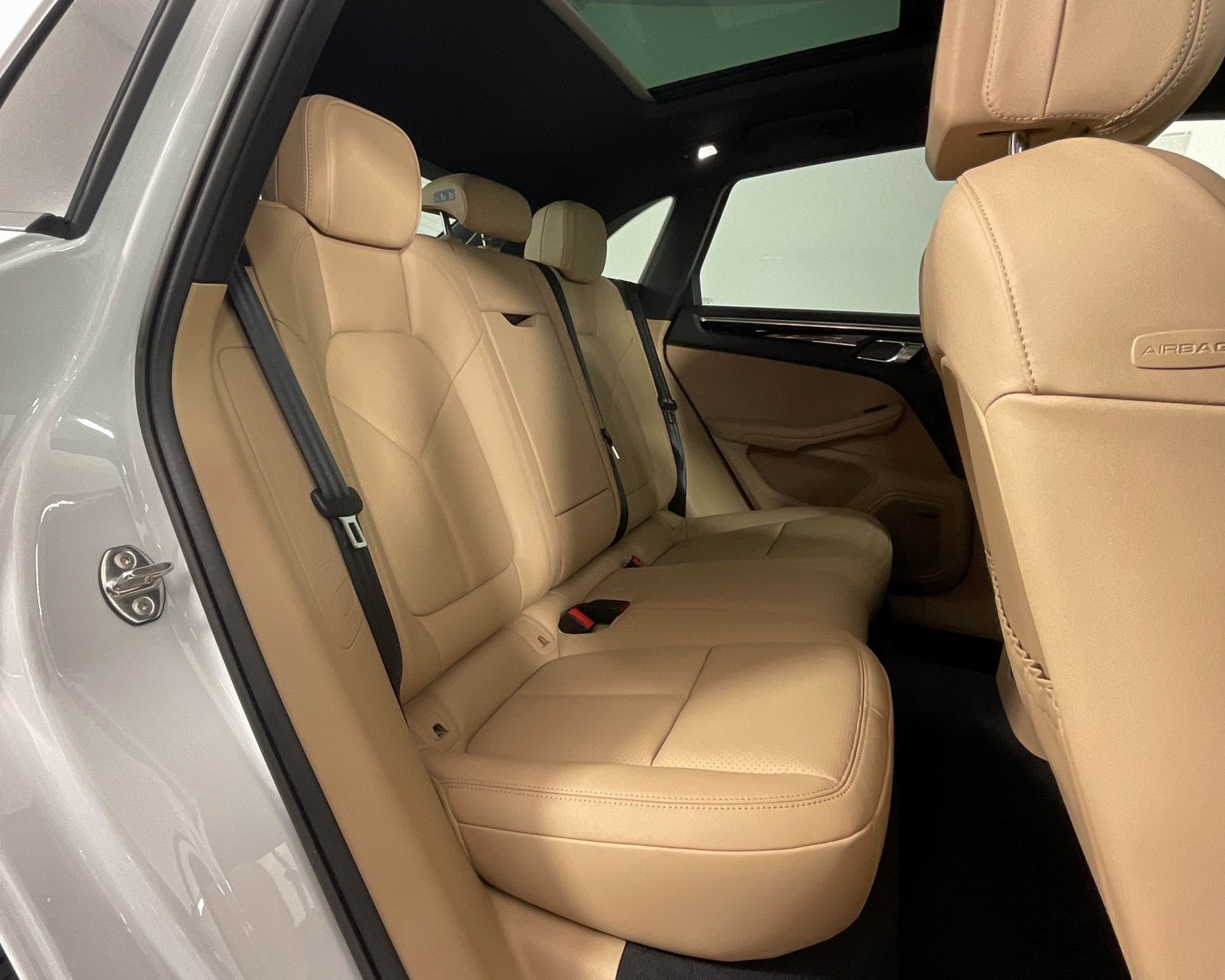 2026 Porsche Macan T photo 24