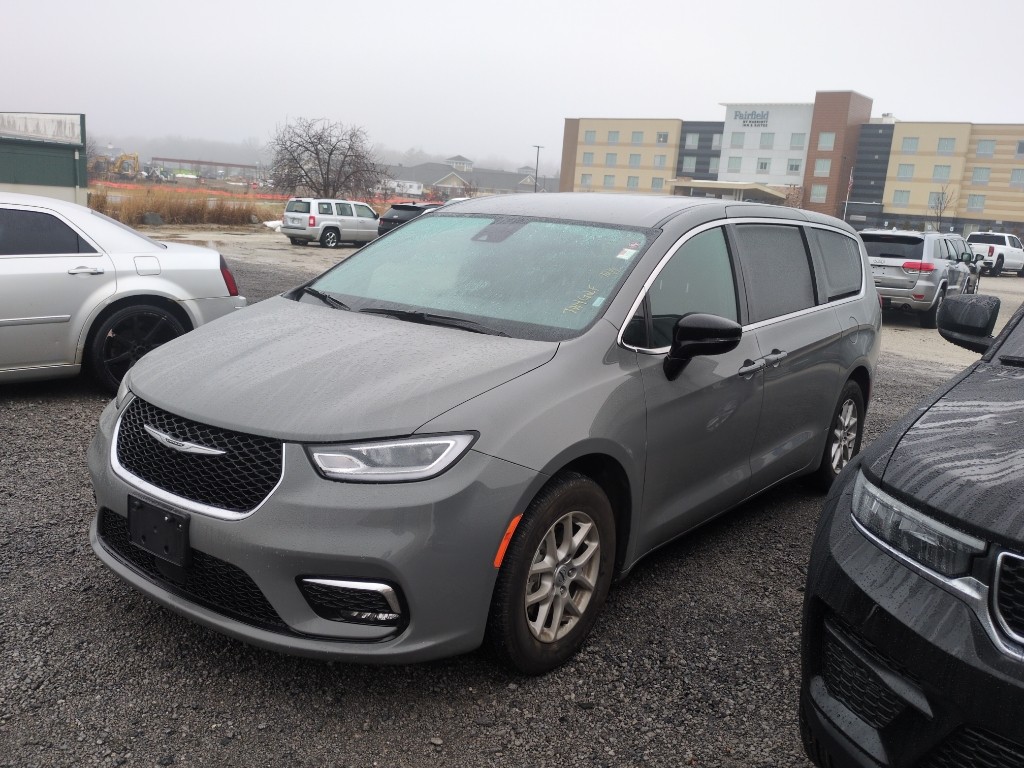 2025 Chrysler Pacifica Select's photo