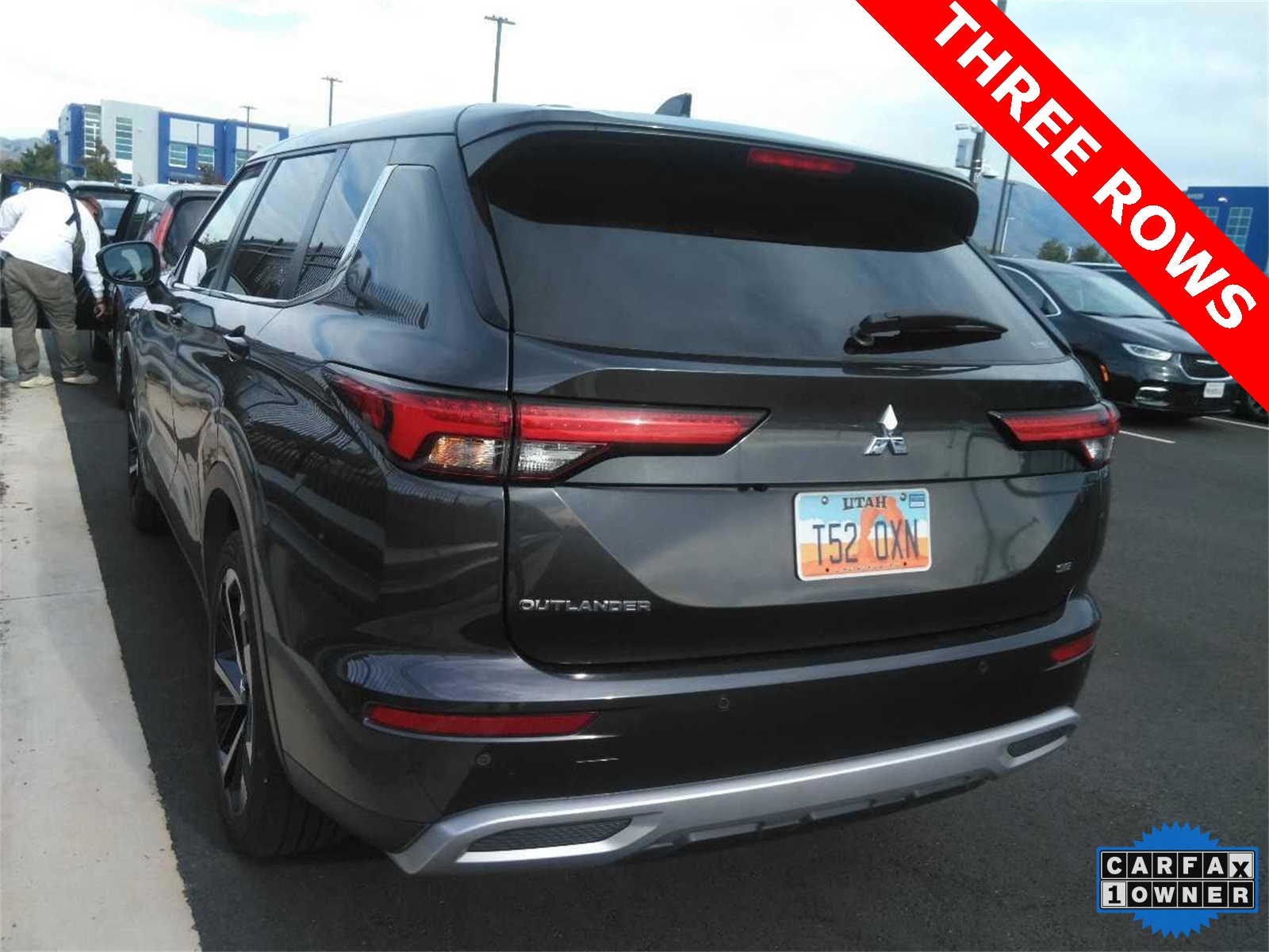 2024 Mitsubishi Outlander SE photo 2