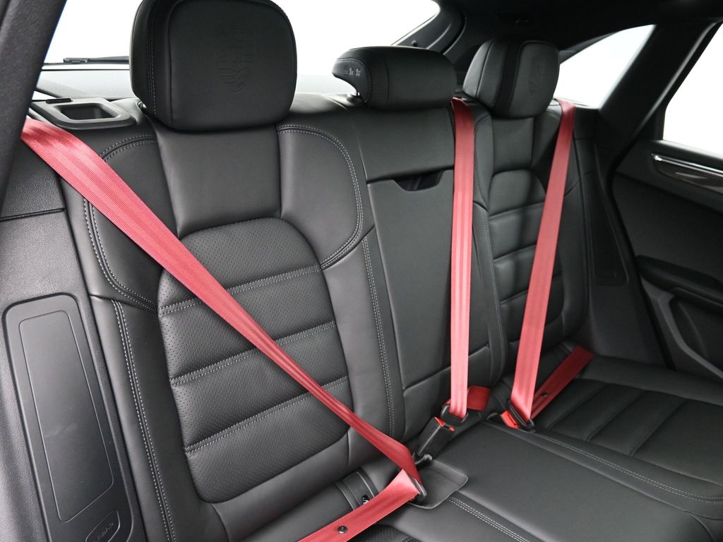 2026 Porsche Macan S photo 12