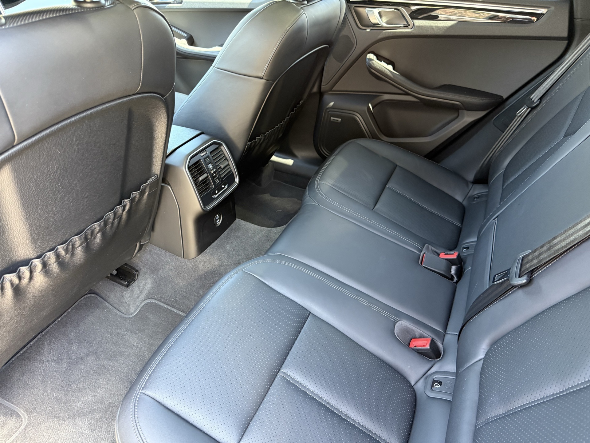 2025 Porsche Macan T photo 28