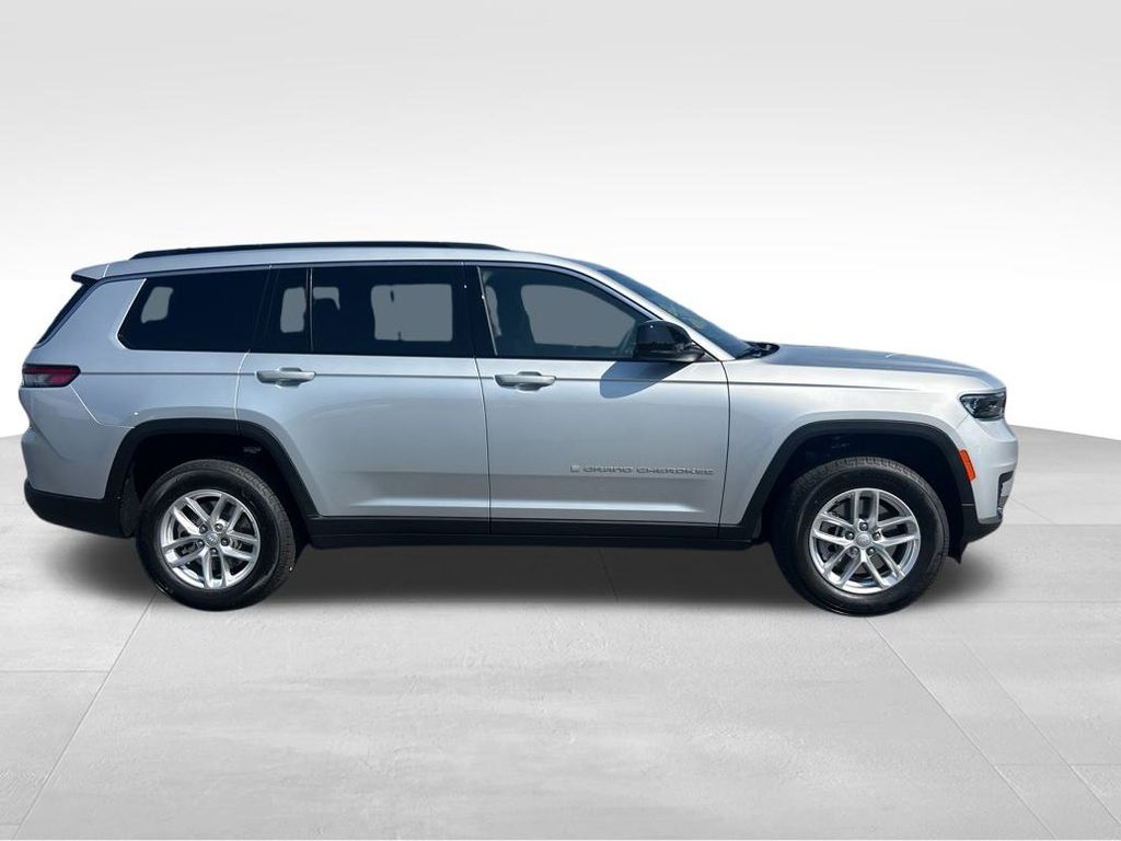 2025 Jeep Grand Cherokee Laredo photo 2