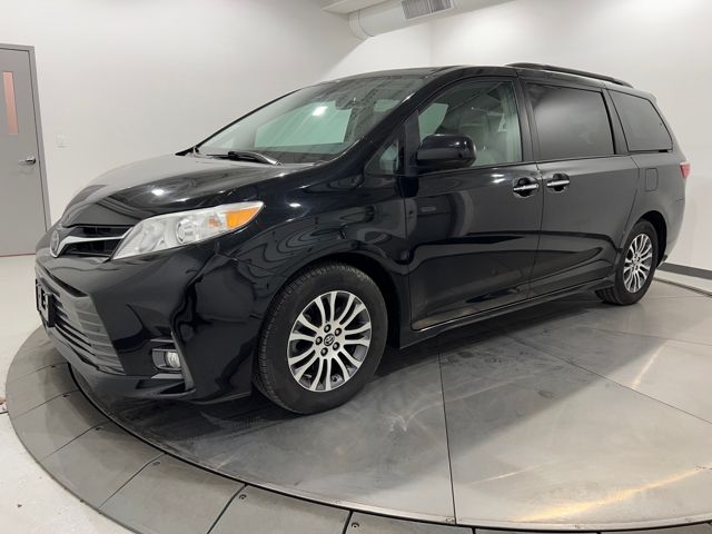 2019 Toyota Sienna XLE's photo