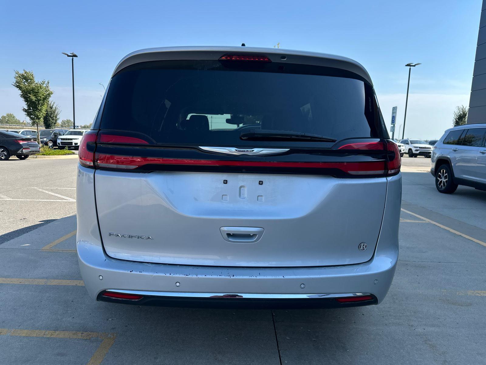 2023 Chrysler Pacifica Touring L photo 3