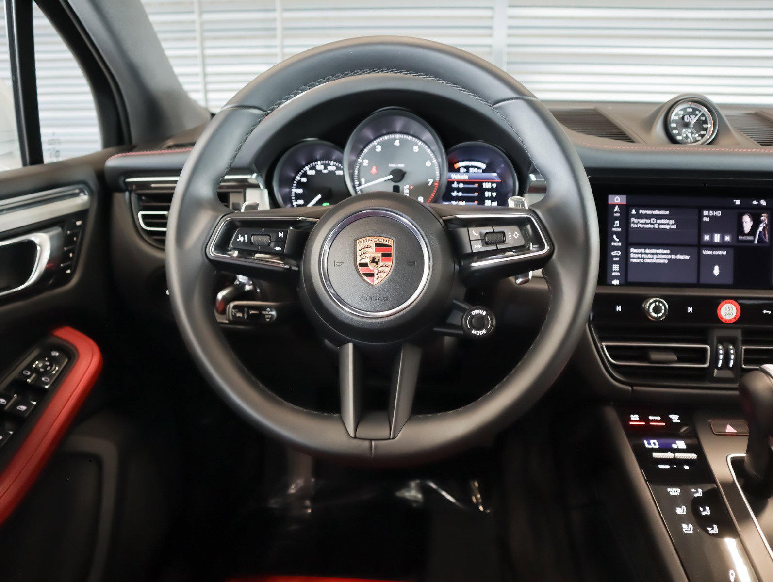 2025 Porsche Macan S photo 14