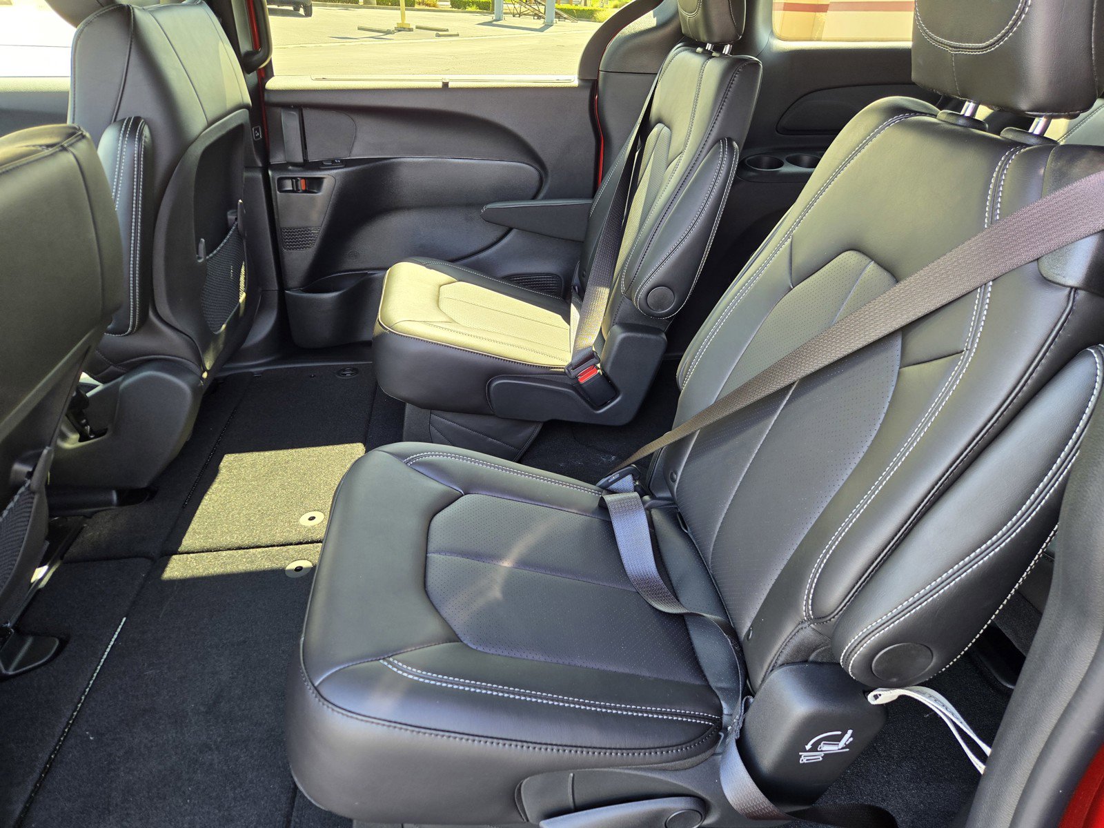 2026 Chrysler Voyager LX photo 4