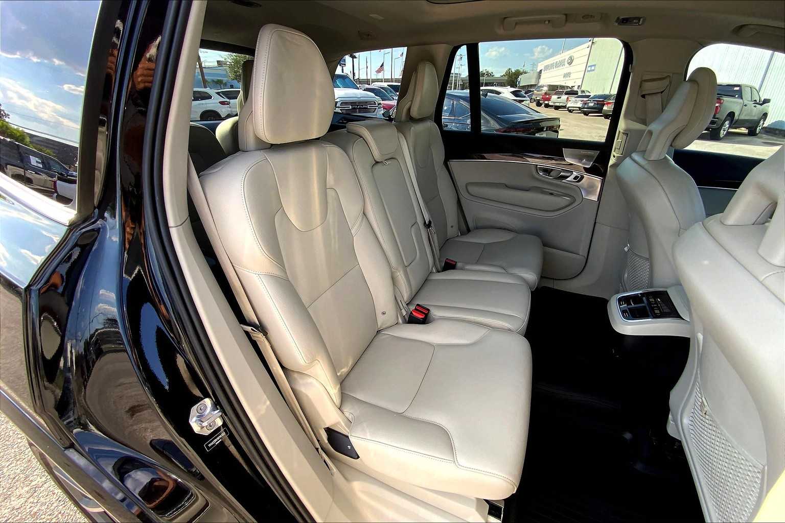 2017 Volvo XC90 Momentum photo 19
