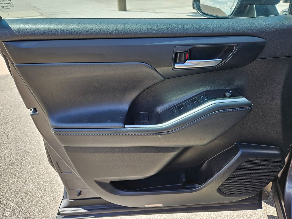 2022 Toyota Highlander XLE photo 19