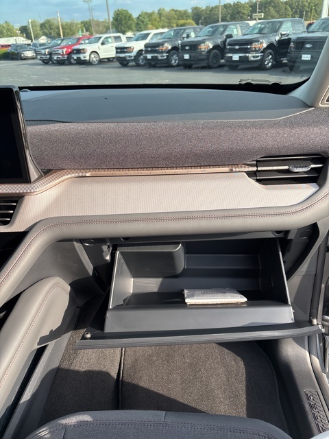 2025 Ford Explorer photo 30