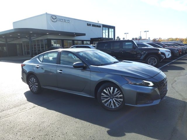 2023 Nissan Altima SV's photo