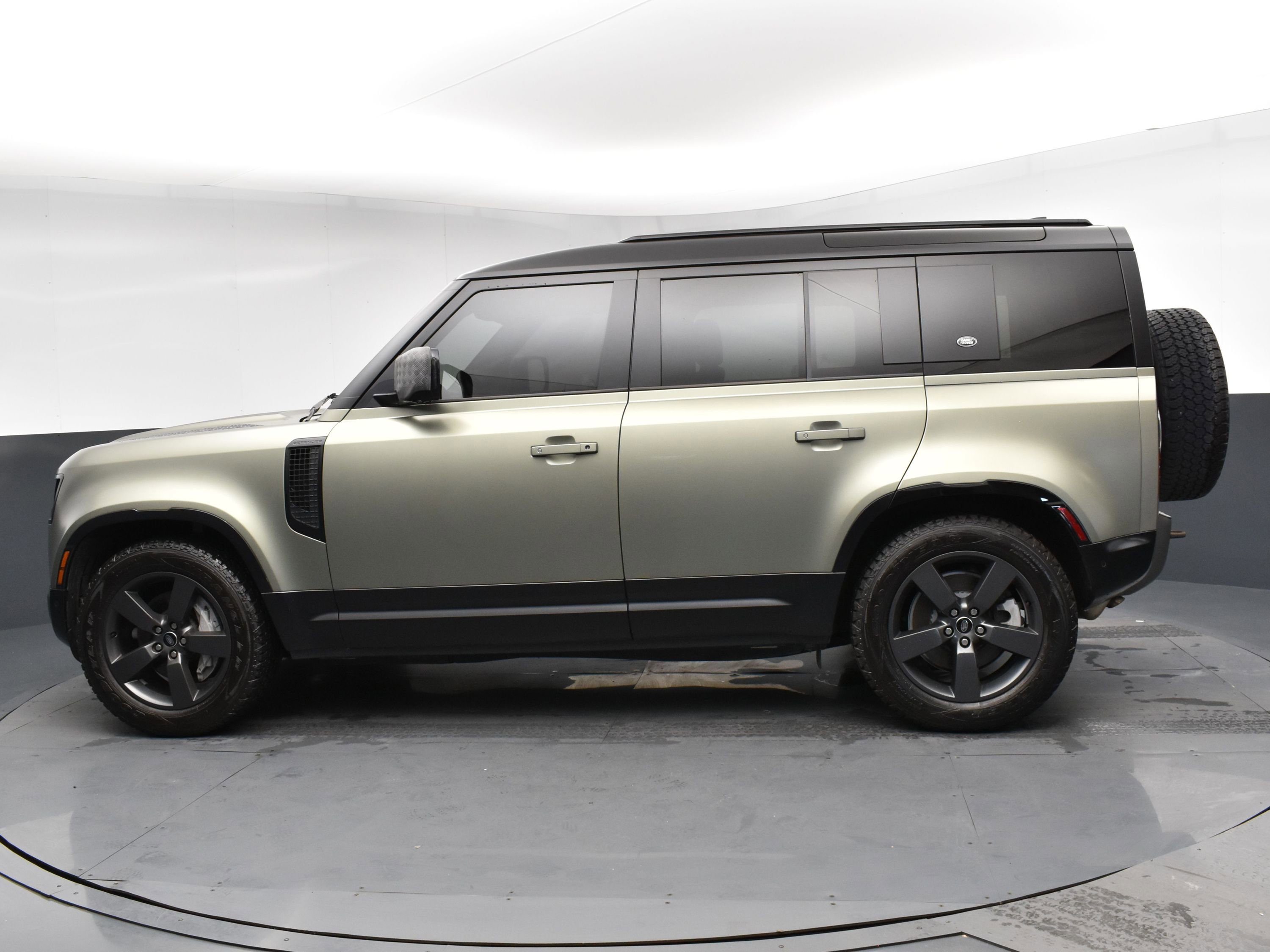 2023 Land Rover Defender X-Dynamic SE photo 4