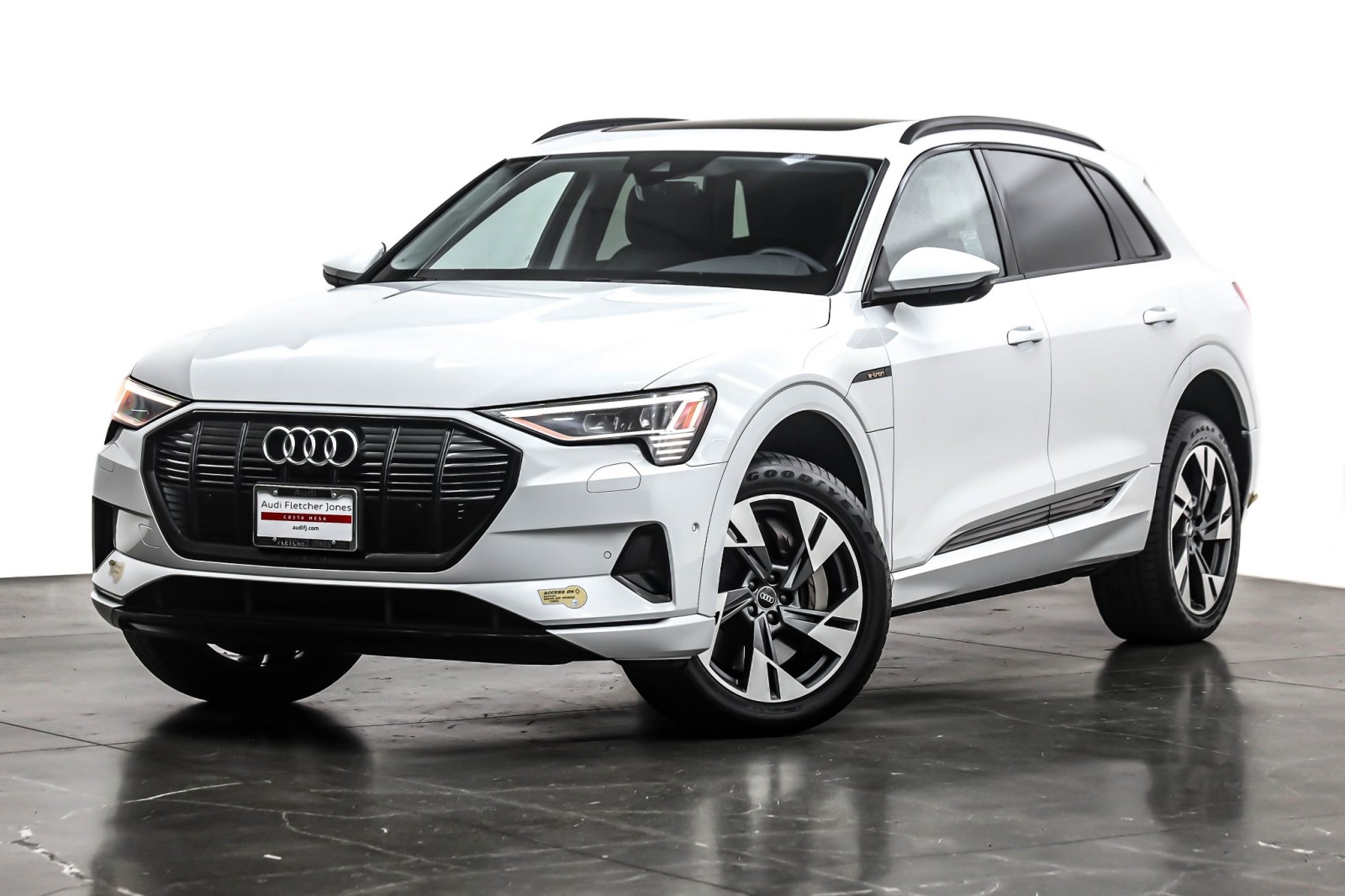 2022 Audi e-tron Premium's photo