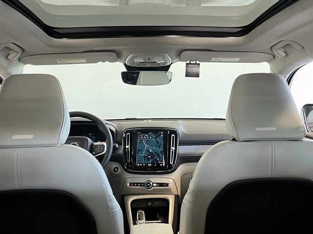 2025 Volvo XC40 Plus photo 9