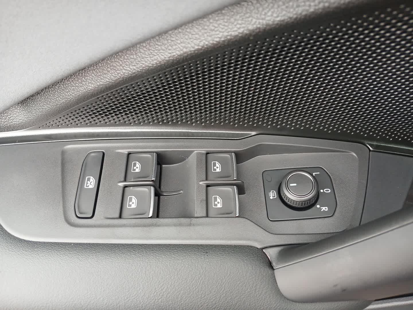 2025 Volkswagen Tiguan SE photo 10