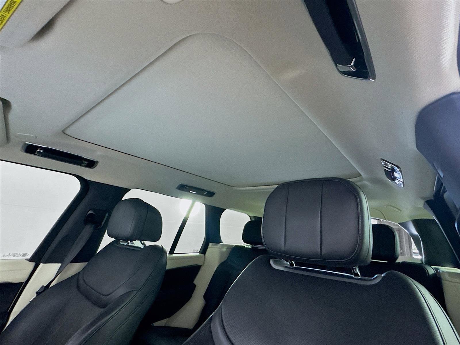 2023 Land Rover Range Rover SE photo 12
