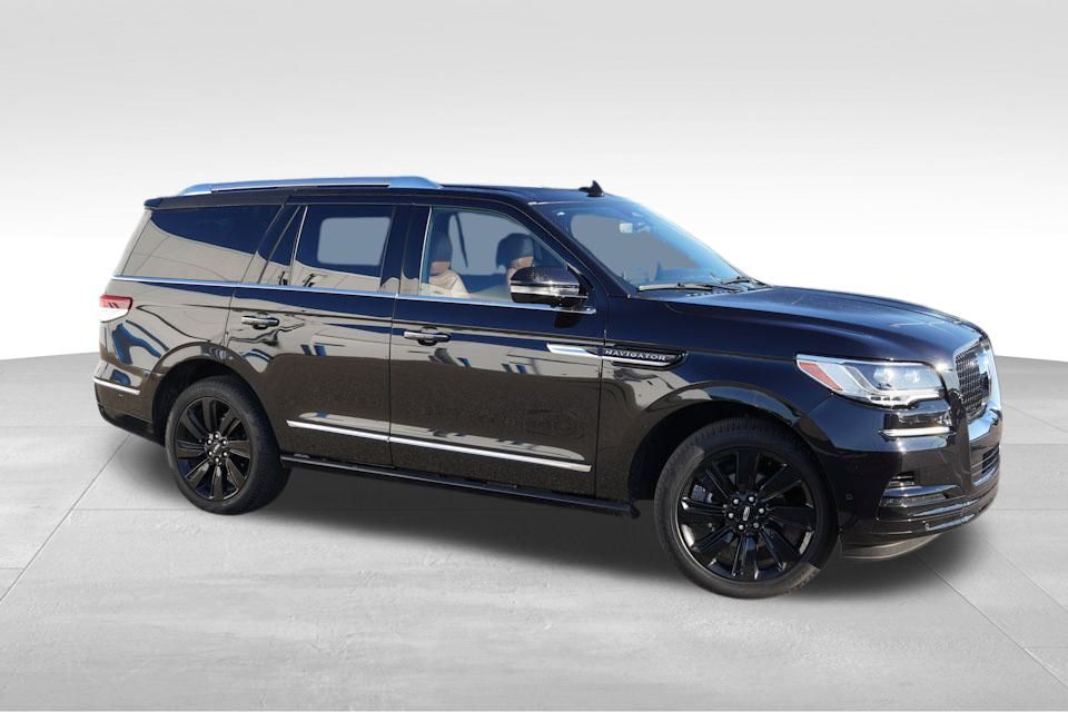 2024 Lincoln Navigator Reserve Luxury Monochromatic photo 2