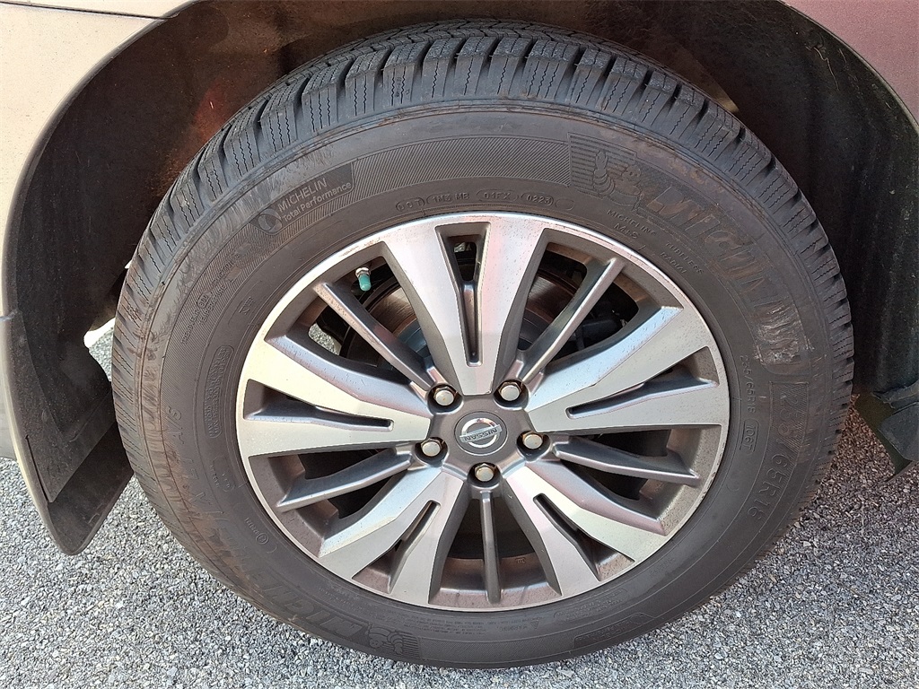 2017 Nissan Pathfinder SV photo 5