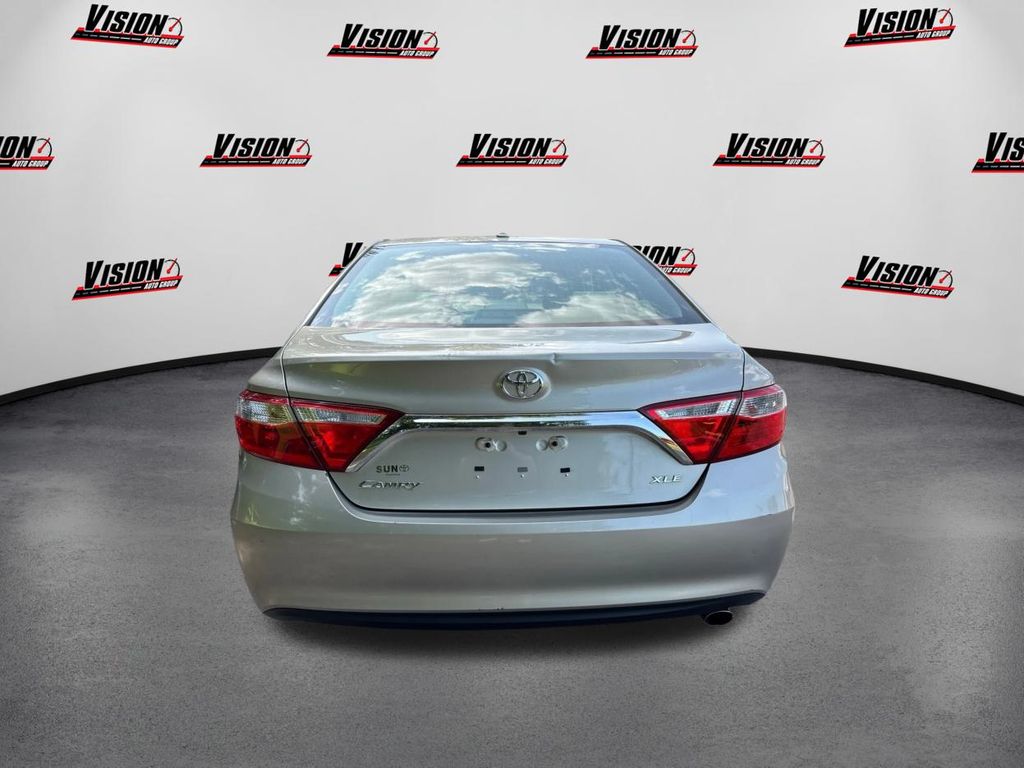 2016 Toyota Camry XLE photo 2