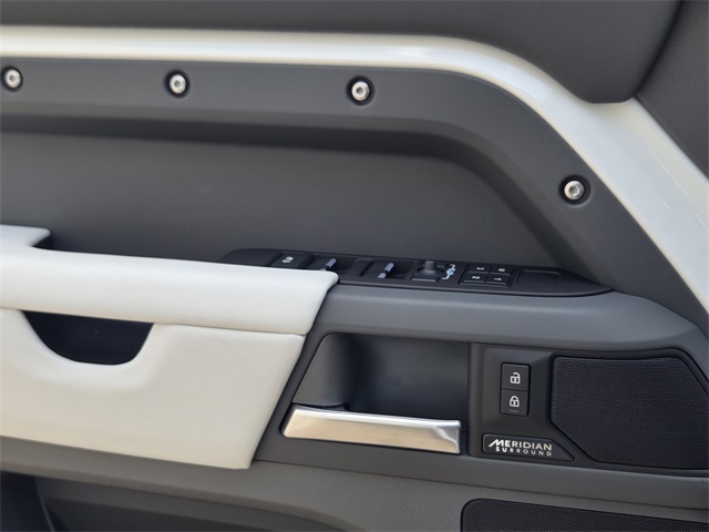 2025 Land Rover Defender 110 X-Dynamic SE photo 17
