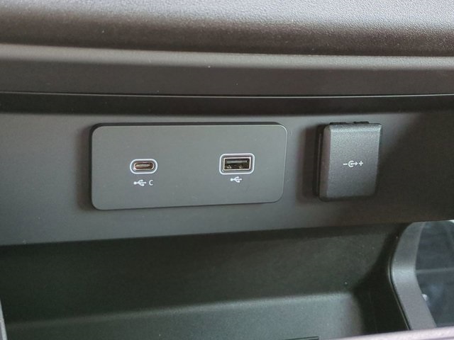 2023 Land Rover Defender 110 photo 18