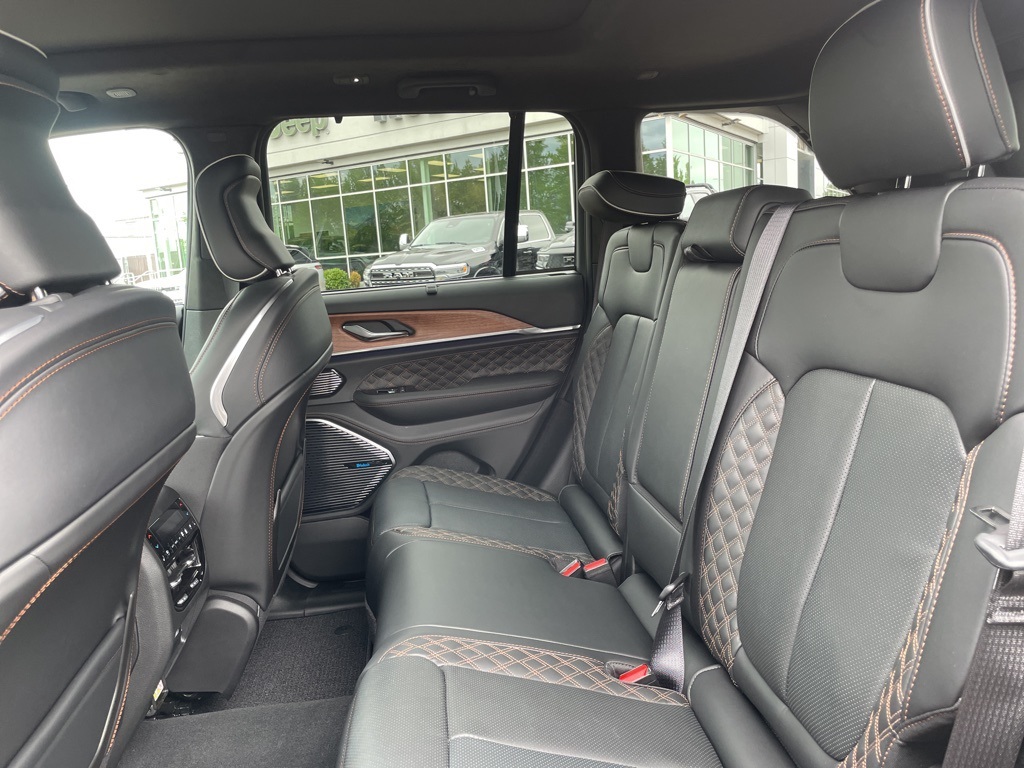 2025 Jeep Grand Cherokee Summit photo 9