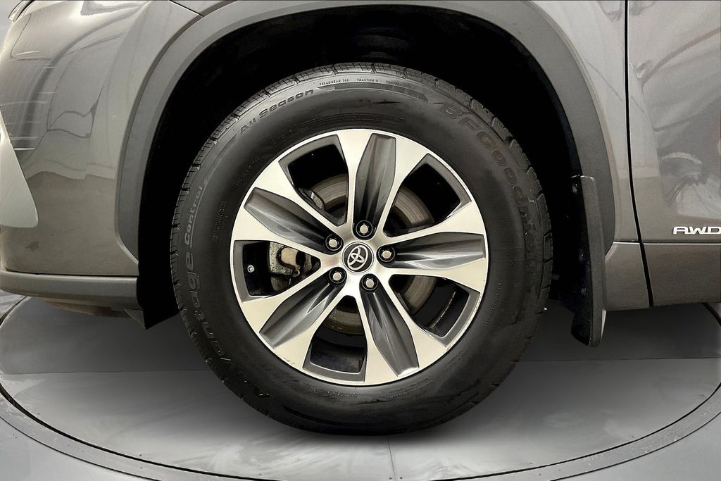 2021 Toyota Highlander Hybrid XLE photo 3