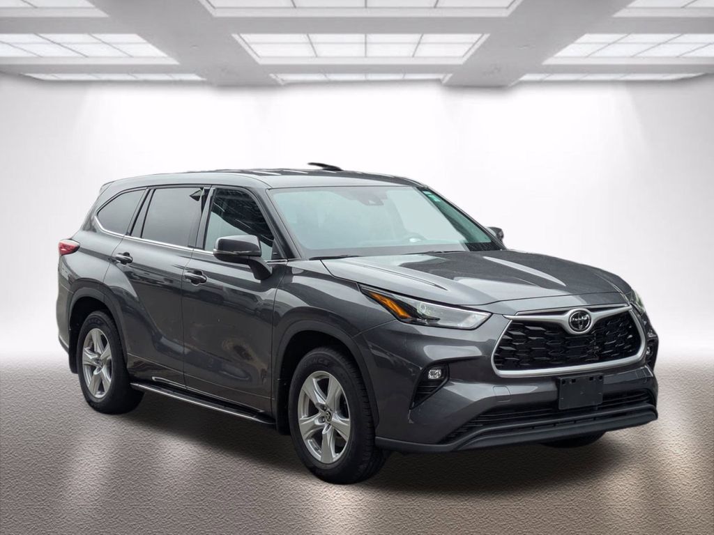 2022 Toyota Highlander LE's photo