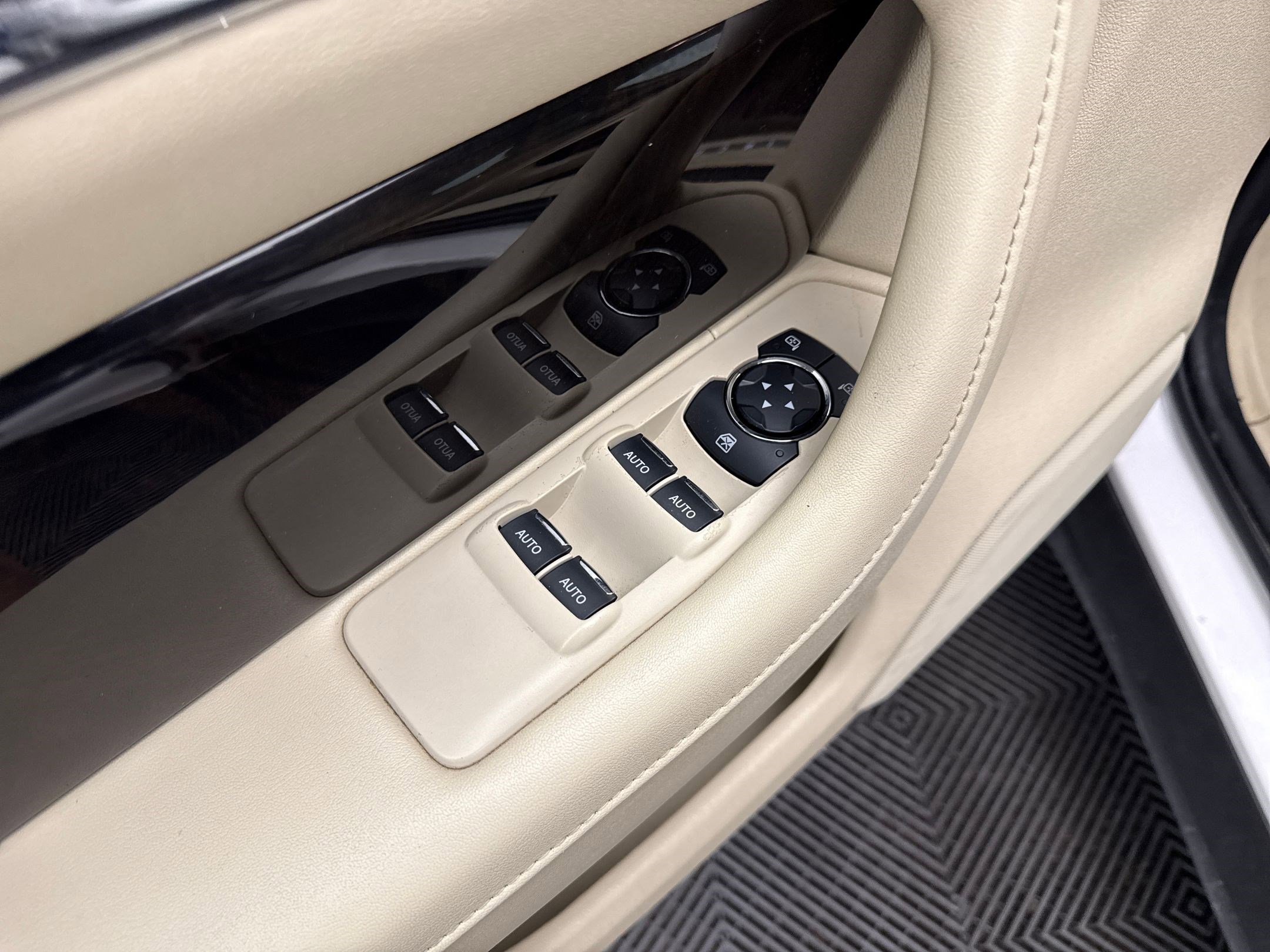 2014 Lincoln MKS EcoBoost photo 30