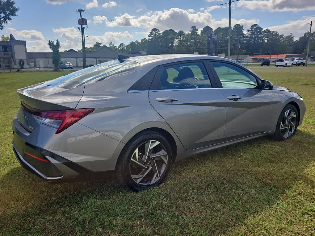 2024 Hyundai Elantra Limited photo 5