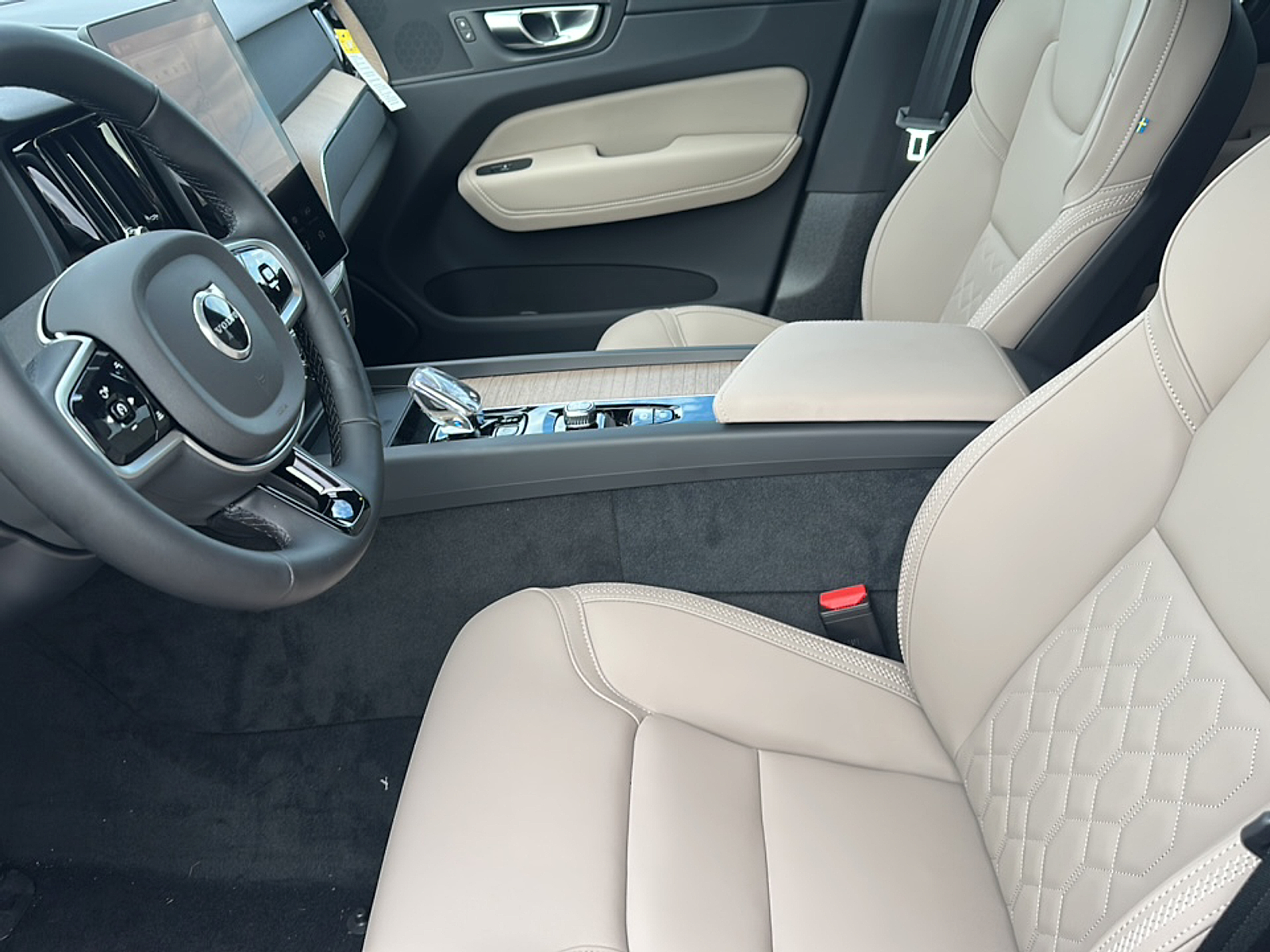 2026 Volvo XC60 T8 Plus photo 3