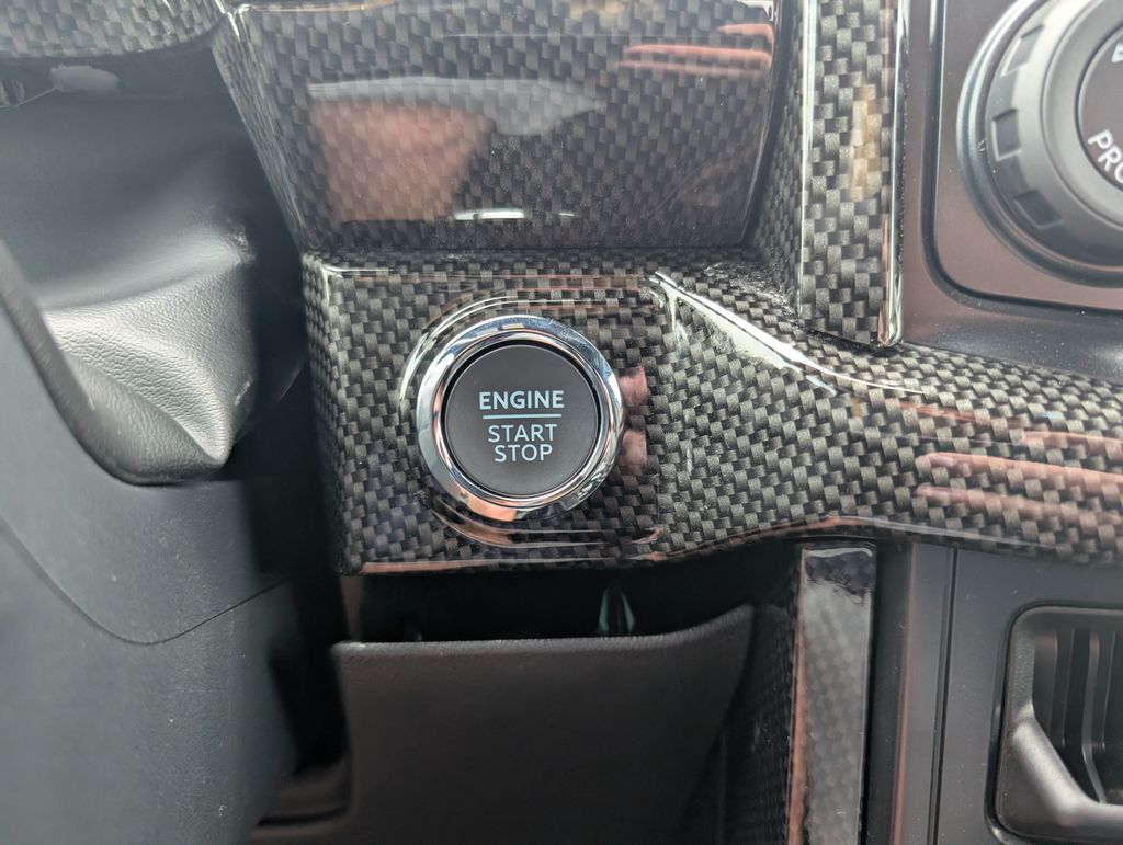 2025 Ford F-150 Lariat photo 17