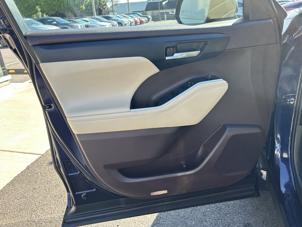 2022 Toyota Highlander Hybrid XLE photo 9