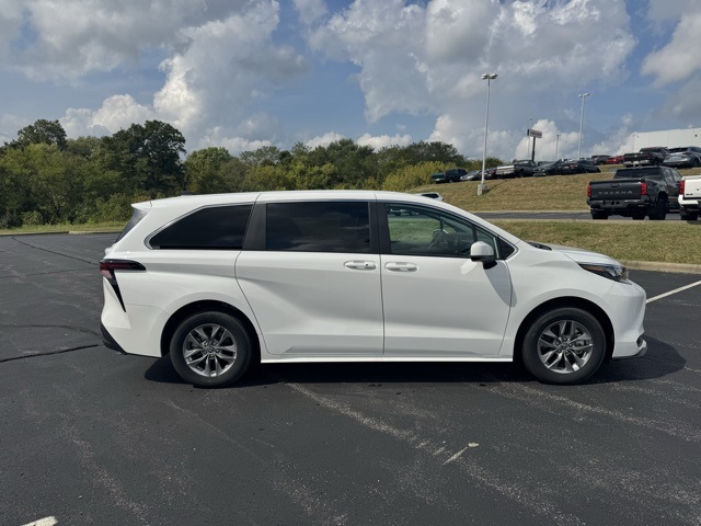 2024 Toyota Sienna LE photo 2