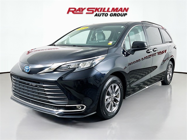 2024 Toyota Sienna XLE photo 3